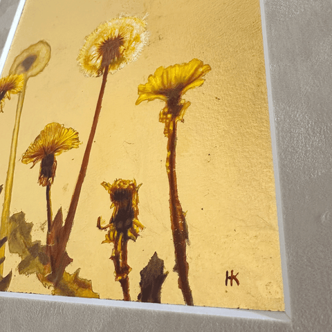 金色の光に包まれるタンポポの花と空を飛ぶ綿毛 (SM)